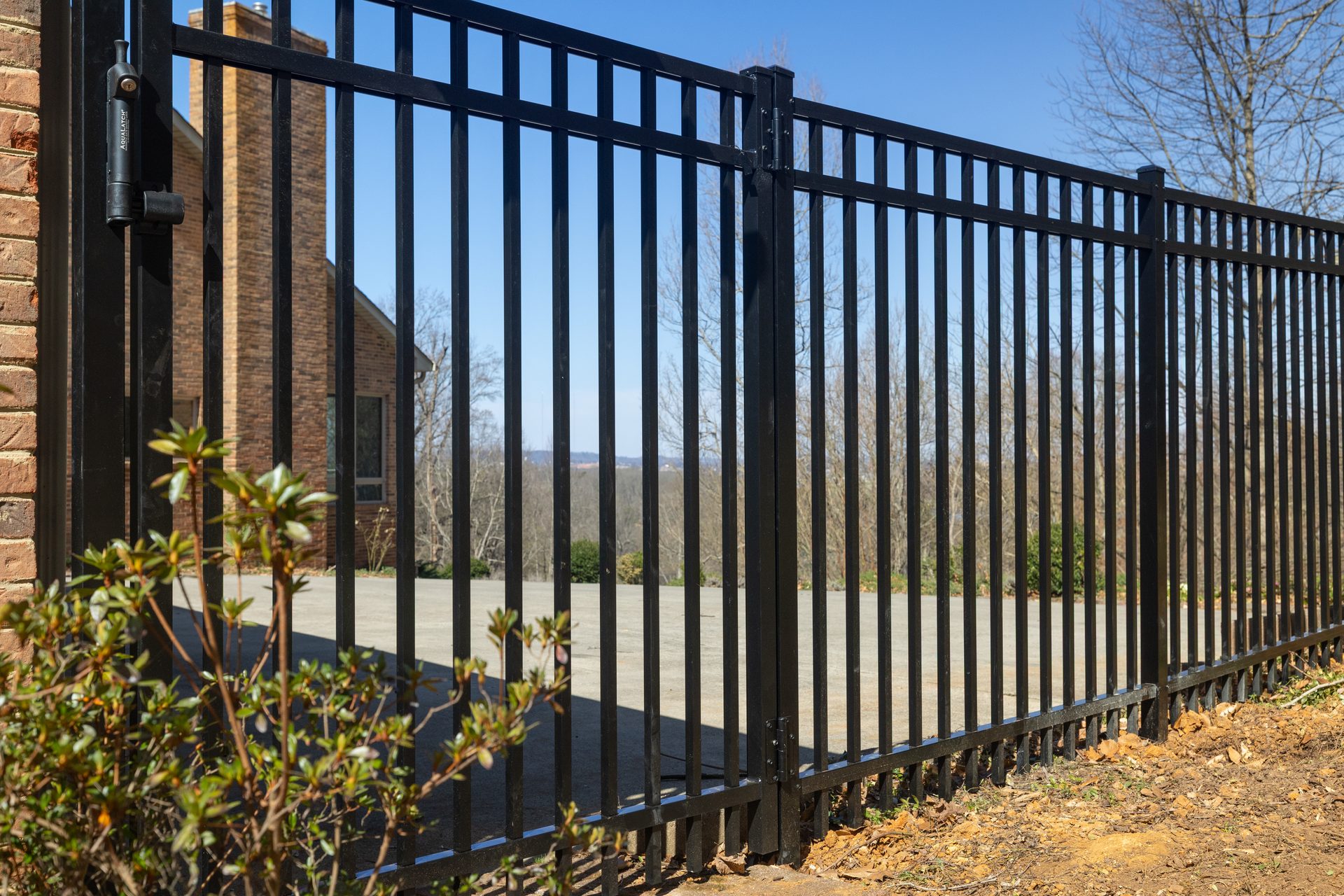 03-finished-aluminum-fence